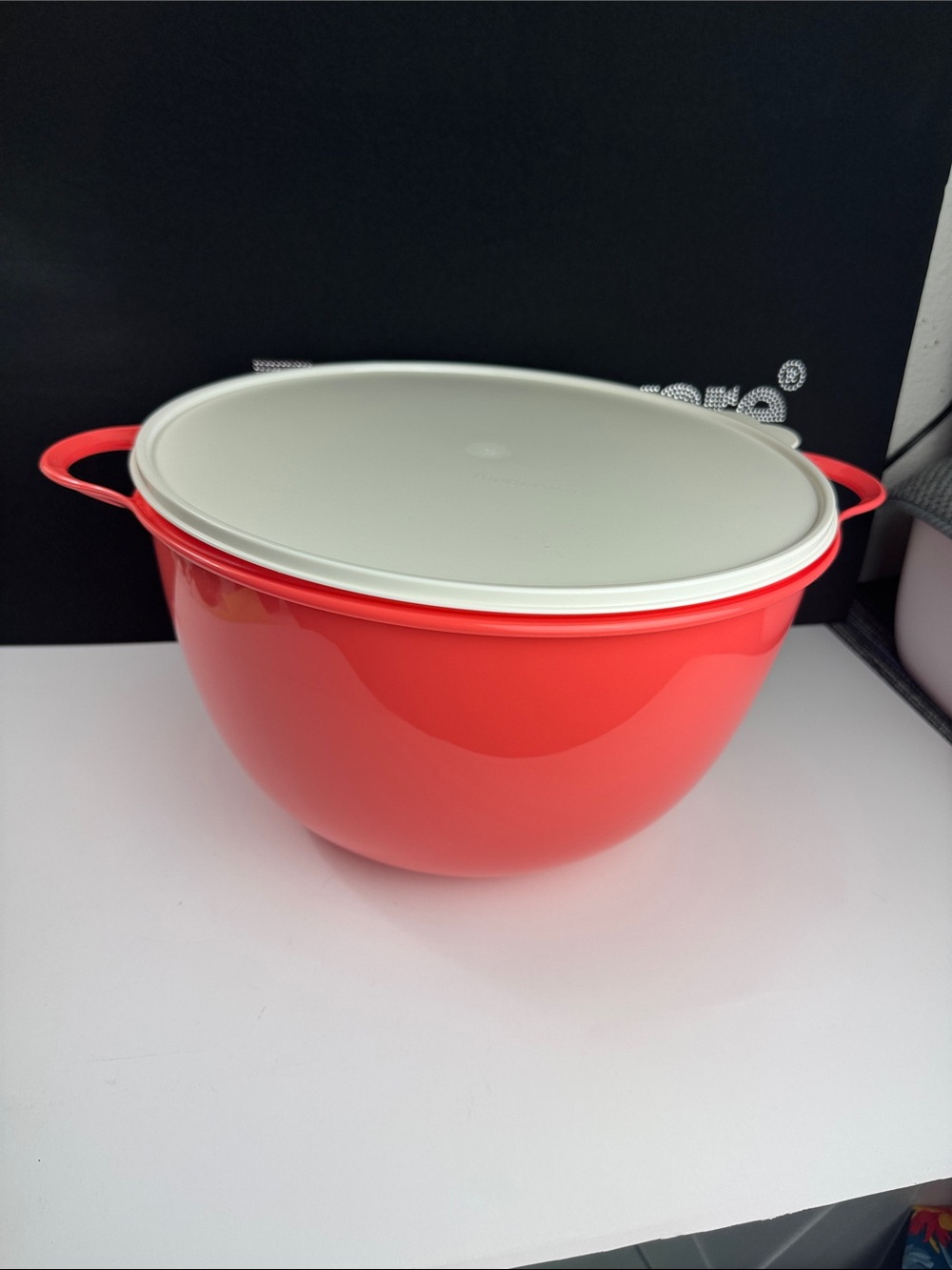 Tupperware Thatsa Bowl 59 Cup 14L 
Hot pepper red